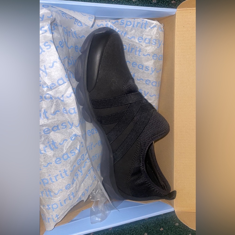 Easy spirit brand. New. Never worn. Size 8. Black.